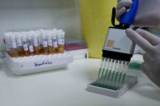 ΕΟΔΥ: 104 νέες εισαγωγές Covid 19 και 7 νέοι θάνατοι την τελευταία εβδομάδα