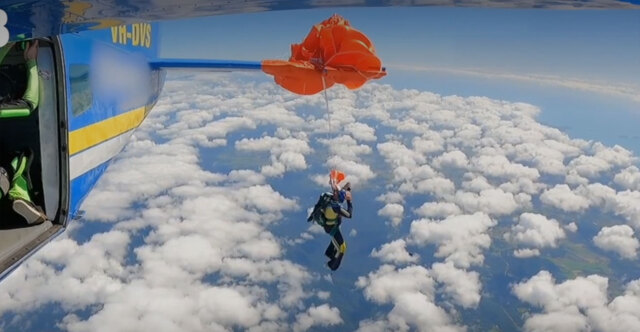 Βίντεο που κόβει την ανάσα: Αλεξίπτωτο τυλίγεται στο φτερό αεροπλάνου και άνδρας αιωρείται στο κενό