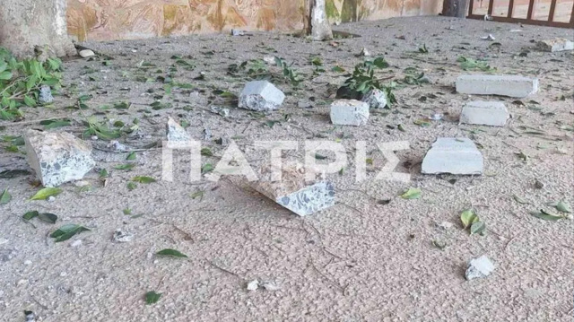 Έπεσαν μεγάλα κομμάτια μπετόν από γέφυρα στο Παλαιόκαστρο, δείτε βίντεο και φωτογραφίες