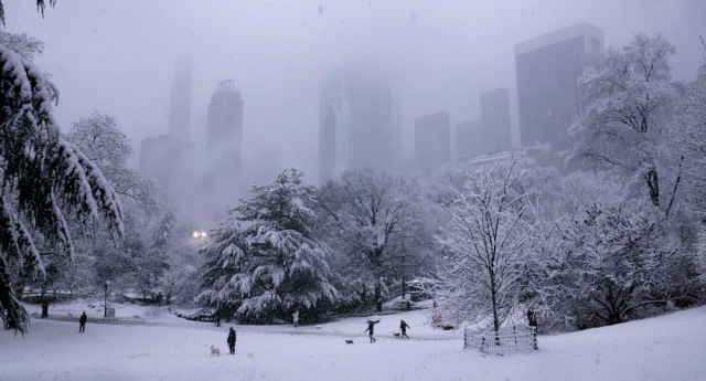 &Mu;&alpha;&gamma;&epsilon;&upsilon;&tau;&iota;&kappa;έ&sigmaf; &epsilon;&iota;&kappa;ό&nu;&epsilon;&sigmaf; &alpha;&pi;ό &tau;&eta; &chi;&iota;&omicron;&nu;&iota;&sigma;&mu;έ&nu;&eta; &Nu;έ&alpha; &Upsilon;ό&rho;&kappa;&eta;, &sigma;&tau;&alpha; &lambda;&epsilon;&upsilon;&kappa;ά &kappa;&alpha;&iota; &tau;&omicron; Central Park &mu;&epsilon; &epsilon;&kappa;&alpha;&tau;&omicron;&nu;&tau;ά&delta;&epsilon;&sigmaf; &kappa;ό&sigma;&mu;&omicron;&upsilon; (&beta;ί&nu;&tau;&epsilon;&omicron;)