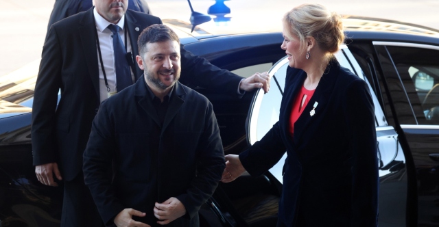 &Gamma;&epsilon;&rho;&mu;&alpha;&nu;ί&alpha;: &Kappa;&upsilon;&beta;&epsilon;&rho;&nu;&omicron;&epsilon;&pi;ί&theta;&epsilon;&sigma;&eta; &sigma;&tau;&eta;&nu; Bundestag &tau;&eta;&nu; ώ&rho;&alpha; &tau;&eta;&sigmaf; &epsilon;&pi;ί&sigma;&kappa;&epsilon;&psi;&eta;&sigmaf; &tau;&omicron;&upsilon; &Beta;&omicron;&lambda;&omicron;&nu;&tau;ί&mu;&iota;&rho; &Zeta;&epsilon;&lambda;έ&nu;&sigma;&kappa;&iota;