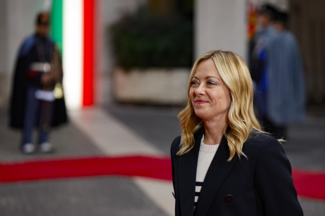 &laquo;&Nu;&alpha;&upsilon;ά&gamma;&eta;&sigma;&epsilon;&raquo; &eta; &delta;&eta;&mu;&omicron;&pi;&rho;ά&tau;&eta;&sigma;&eta; &tau;&omega;&nu; &delta;ώ&rho;&omega;&nu; &tau;&eta;&sigmaf; &Mu;&epsilon;&lambda;ό&nu;&iota; &alpha;&pi;ό &xi;έ&nu;&omicron;&upsilon;&sigmaf; &eta;&gamma;έ&tau;&epsilon;&sigmaf; &mu;&epsilon;&tau;ά &tau;&eta;&nu; &epsilon;&mu;&pi;&lambda;&omicron;&kappa;ή &omicron;ί&kappa;&omicron;&upsilon; &delta;&eta;&mu;&omicron;&pi;&rho;&alpha;&sigma;&iota;ώ&nu; &sigma;&epsilon; &pi;&omicron;&iota;&nu;&iota;&kappa;ή έ&rho;&epsilon;&upsilon;&nu;&alpha;