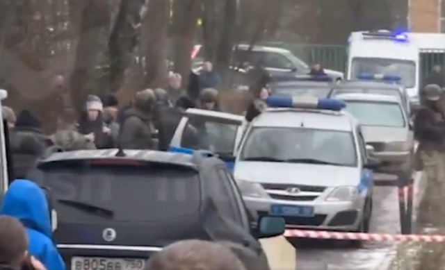 &Epsilon;&pi;ί&theta;&epsilon;&sigma;&eta; &mu;&epsilon; &mu;&alpha;&chi;&alpha;ί&rho;&iota; &sigma;&epsilon; &delta;&eta;&mu;&omicron;&tau;&iota;&kappa;ό &sigma;&chi;&omicron;&lambda;&epsilon;ί&omicron; &sigma;&tau;&eta; &Mu;ό&sigma;&chi;&alpha;: &Nu;&epsilon;&kappa;&rho;ό&sigmaf; έ&nu;&alpha;&sigmaf; &mu;&alpha;&theta;&eta;&tau;ή&sigmaf;, &tau;&rho;&alpha;&upsilon;&mu;&alpha;&tau;ί&sigma;&tau;&eta;&kappa;&epsilon; &omicron; &phi;ύ&lambda;&alpha;&kappa;&alpha;&sigmaf;