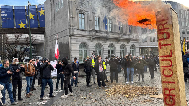 &Chi;ά&omicron;&sigmaf; &sigma;&tau;&iota;&sigmaf; &Beta;&rho;&upsilon;&xi;έ&lambda;&lambda;&epsilon;&sigmaf;: &Phi;&omega;&tau;&iota;έ&sigmaf;, &kappa;&alpha;&pi;&nu;&omicron;&gamma;ό&nu;&alpha; &kappa;&alpha;&iota; &delta;&alpha;&kappa;&rho;&upsilon;&gamma;ό&nu;&alpha; &sigma;&tau;&eta; &sigma;&upsilon;&gamma;&kappa;έ&nu;&tau;&rho;&omega;&sigma;&eta; &tau;&omega;&nu; &alpha;&gamma;&rho;&omicron;&tau;ώ&nu; &mu;&pi;&rho;&omicron;&sigma;&tau;ά &alpha;&pi;ό &tau;&omicron; &epsilon;&upsilon;&rho;&omega;&kappa;&omicron;&iota;&nu;&omicron;&beta;&omicron;ύ&lambda;&iota;&omicron;