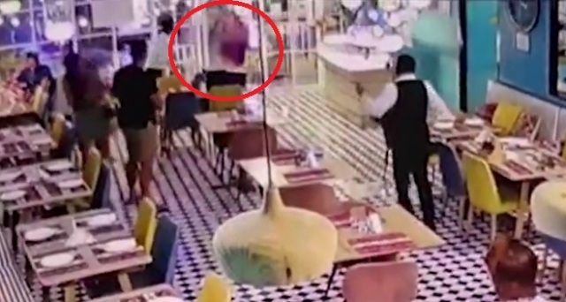 &Tau;&rho;&alpha;&gamma;&iota;&kappa;ό&sigmaf; &theta;ά&nu;&alpha;&tau;&omicron;&sigmaf; &gamma;&iota;&alpha; &Alpha;&upsilon;&sigma;&tau;&rho;&alpha;&lambda;ό &sigma;&tau;&eta;&nu; &Tau;&alpha;ϊ&lambda;ά&nu;&delta;&eta;: &Eta; &sigma;&tau;&iota;&gamma;&mu;ή &pi;&omicron;&upsilon; &pi;έ&rho;&alpha;&sigma;&epsilon; &mu;έ&sigma;&alpha; &alpha;&pi;ό &gamma;&upsilon;ά&lambda;&iota;&nu;&eta; &pi;ό&rho;&tau;&alpha; &sigma;&epsilon; &epsilon;&sigma;&tau;&iota;&alpha;&tau;ό&rho;&iota;&omicron; &kappa;&alpha;&iota; &pi;έ&theta;&alpha;&nu;&epsilon; &alpha;&pi;ό &tau;&eta;&nu; &alpha;&iota;&mu;&omicron;&rho;&rho;&alpha;&gamma;ί&alpha;