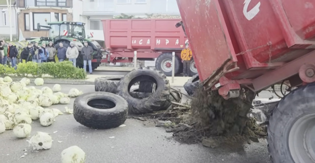 &Gamma;ά&lambda;&lambda;&omicron;&iota; &alpha;&gamma;&rho;ό&tau;&epsilon;&sigmaf; &pi;έ&tau;&alpha;&xi;&alpha;&nu; &lambda;ά&chi;&alpha;&nu;&alpha;, &lambda;ά&sigma;&tau;&iota;&chi;&alpha; &kappa;&alpha;&iota; ά&phi;&eta;&sigma;&alpha;&nu; &phi;έ&rho;&epsilon;&tau;&rho;&omicron; έ&xi;&omega; &alpha;&pi;ό &tau;&eta;&nu; &epsilon;&xi;&omicron;&chi;&iota;&kappa;ή &kappa;&alpha;&tau;&omicron;&iota;&kappa;ί&alpha; &tau;&omicron;&upsilon; &Mu;&alpha;&kappa;&rho;ό&nu;, &delta;&epsilon;ί&tau;&epsilon; &beta;ί&nu;&tau;&epsilon;&omicron;