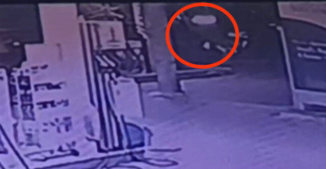 &Nu;έ&alpha; &Phi;&iota;&lambda;&alpha;&delta;έ&lambda;&phi;&epsilon;&iota;&alpha;: &Omicron; 27&chi;&rho;&omicron;&nu;&omicron;&sigmaf; &laquo;&kappa;&alpha;&rho;&phi;ώ&theta;&eta;&kappa;&epsilon;&raquo; &sigma;&tau;&eta;&nu; &pi;ί&sigma;&omega; &pi;&lambda;&epsilon;&upsilon;&rho;ά &tau;&omicron;&upsilon; &tau;&rho;ό&lambda;&epsilon;ϊ &kappa;&alpha;&iota; &chi;&tau;ύ&pi;&eta;&sigma;&epsilon; &sigma;&tau;&omicron; &kappa;&rho;ά&sigma;&pi;&epsilon;&delta;&omicron; &chi;ά&nu;&omicron;&nu;&tau;&alpha;&sigmaf; &tau;&eta; &zeta;&omega;ή &tau;&omicron;&upsilon;