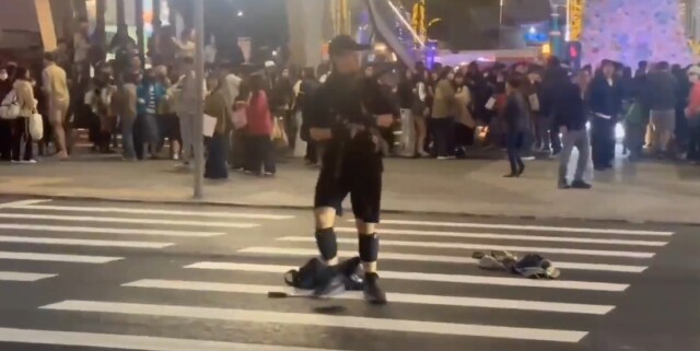 &Delta;&epsilon;ί&tau;&epsilon; &beta;ί&nu;&tau;&epsilon;&omicron;: &Tau;&rho;&epsilon;&iota;&sigmaf; &nu;&epsilon;&kappa;&rho;&omicron;ί &kappa;&alpha;&iota; &pi;έ&nu;&tau;&epsilon; &tau;&rho;&alpha;&upsilon;&mu;&alpha;&tau;ί&epsilon;&sigmaf; &sigma;&epsilon; &epsilon;&pi;ί&theta;&epsilon;&sigma;&eta; &mu;&epsilon; &mu;&alpha;&chi;&alpha;ί&rho;&iota; &sigma;&tau;&eta;&nu; &Tau;&alpha;ϊ&pi;έ&iota; &ndash; Έ&pi;&epsilon;&sigma;&epsilon; &sigma;&tau;&omicron; &kappa;&epsilon;&nu;ό &kappa;&alpha;&iota; &sigma;&kappa;&omicron;&tau;ώ&theta;&eta;&kappa;&epsilon; &omicron; &delta;&rho;ά&sigma;&tau;&eta;&sigmaf;