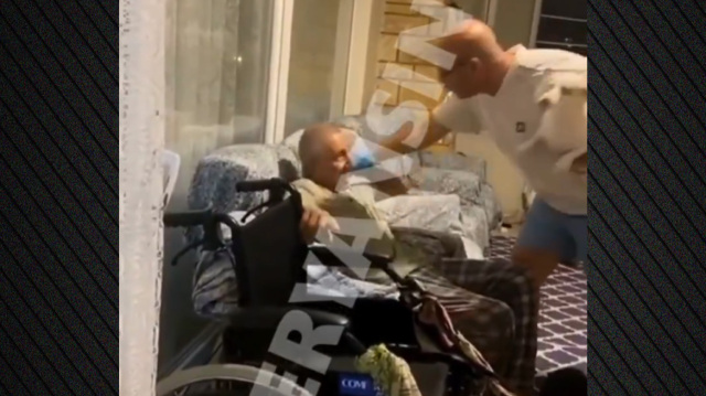 &Sigma;&omicron;&kappa;&alpha;&rho;&iota;&sigma;&tau;&iota;&kappa;ό &beta;ί&nu;&tau;&epsilon;&omicron;: Ά&nu;&delta;&rho;&alpha;&sigmaf; &chi;&tau;&upsilon;&pi;ά&epsilon;&iota; &kappa;&alpha;&iota; &sigma;&eta;&kappa;ώ&nu;&epsilon;&iota; &mu;&epsilon; &tau;&omicron; &zeta;ό&rho;&iota; &eta;&lambda;&iota;&kappa;&iota;&omega;&mu;έ&nu;&omicron; &sigma;&epsilon; &gamma;&eta;&rho;&omicron;&kappa;&omicron;&mu;&epsilon;ί&omicron; &sigma;&tau;&eta;&nu; &Kappa;&omega;&nu;&sigma;&tau;&alpha;&nu;&tau;&iota;&nu;&omicron;ύ&pi;&omicron;&lambda;&eta;