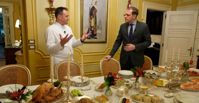 &Sigma;&tau;&omicron; &laquo;&Mu;&epsilon;&gamma;ά&lambda;&eta; &Beta;&rho;&epsilon;&tau;&alpha;&nu;&nu;ί&alpha;&raquo; &mu;&epsilon; &tau;&omicron;&nu; executive chef: &Tau;&omicron; &mu;&epsilon;&nu;&omicron;ύ &tau;&omega;&nu; &epsilon;&omicron;&rho;&tau;ώ&nu;, &tau;&alpha; &mu;&upsilon;&sigma;&tau;&iota;&kappa;ά &kappa;&alpha;&iota; &omicron;&iota; &iota;&sigma;&tau;&omicron;&rho;ί&epsilon;&sigmaf; &tau;&omicron;&upsilon; &epsilon;&mu;&beta;&lambda;&eta;&mu;&alpha;&tau;&iota;&kappa;&omicron;ύ &xi;&epsilon;&nu;&omicron;&delta;&omicron;&chi;&epsilon;ί&omicron;&upsilon;