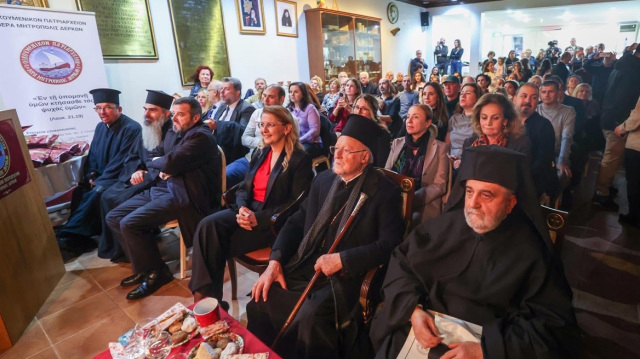 &Sigma;&tau;&eta;&nu; &Chi;&rho;&iota;&sigma;&tau;&omicron;&upsilon;&gamma;&epsilon;&nu;&nu;&iota;ά&tau;&iota;&kappa;&eta; &gamma;&iota;&omicron;&rho;&tau;ή &tau;&eta;&sigmaf; &Iota;&epsilon;&rho;ά&sigmaf; &Mu;&eta;&tau;&rho;ό&pi;&omicron;&lambda;&eta;&sigmaf; &Delta;έ&rho;&kappa;&omega;&nu; &omicron; &Pi;&alpha;&tau;&rho;&iota;ά&rho;&chi;&eta;&sigmaf; &Beta;&alpha;&rho;&theta;&omicron;&lambda;&omicron;&mu;&alpha;ί&omicron;&sigmaf;, &delta;&epsilon;ί&tau;&epsilon; &beta;ί&nu;&tau;&epsilon;&omicron; &kappa;&alpha;&iota; &phi;&omega;&tau;&omicron;&gamma;&rho;&alpha;&phi;ί&epsilon;&sigmaf;