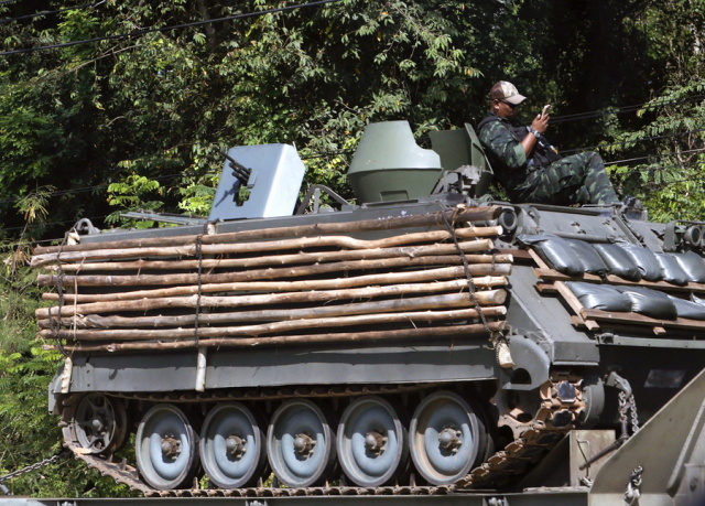 ΤΑΙΛΑΝΔΗ ΚΑΙ ΚΑΜΠΟΤΖΗ ΣΥΖΗΤΟΥΝ ΞΑΝΑ ΓΙΑ ΤΙΣ ΔΙΑΦΟΡΕΣ ΤΟΥΣ, ΕΝΩ ΚΑΤΗΓΟΡΟΥΝ Η ΜΙΑ ΤΗΝ ΑΛΛΗ ΓΙΑ ΒΟΜΒΑΡΔΙΣΜΟΥΣ