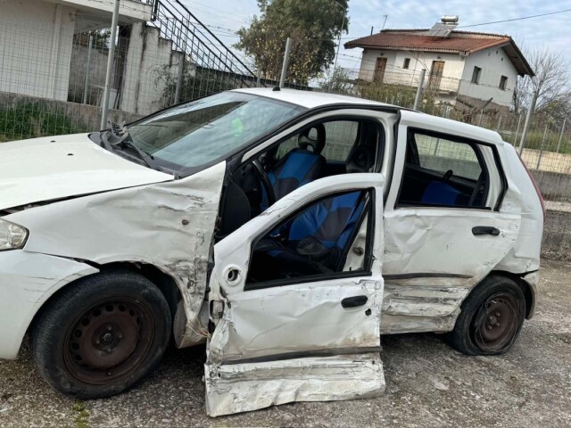 ΑΓΡΙΝΙΟ: ΑΥΤΟΚΙΝΗΤΟ ΣΥΓΚΡΟΥΣΤΗΚΕ ΜΕ ΦΟΡΤΗΓΑΚΙ ΚΑΙ ΚΑΤΕΛΗΞΕ ΣΕ ΠΡΟΣΤΑΤΕΥΤΙΚΕΣ ΜΠΑΡΕΣ, ΔΕΙΤΕ ΦΩΤΟΓΡΑΦΙΕΣ