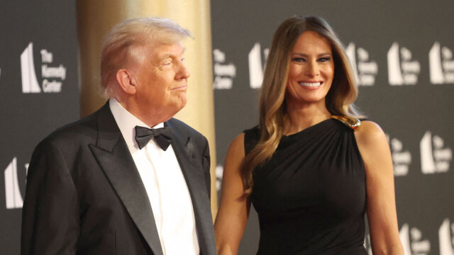 &Omicron; &Tau;&rho;&alpha;&mu;&pi; &alpha;&pi;&omicron;&theta;έ&omega;&sigma;&epsilon; &tau;&alpha;... &epsilon;&sigma;ώ&rho;&omicron;&upsilon;&chi;&alpha; &tau;&eta;&sigmaf; &Mu;&epsilon;&lambda;ά&nu;&iota;&alpha; &sigma;&epsilon; &omicron;&mu;&iota;&lambda;ί&alpha; &sigma;&tau;&eta; &Beta;ό&rho;&epsilon;&iota;&alpha; &Kappa;&alpha;&rho;&omicron;&lambda;ί&nu;&alpha;: &Epsilon;ί&nu;&alpha;&iota; &tau;έ&lambda;&epsilon;&iota;&alpha;, &epsilon;ί&nu;&alpha;&iota; ό&mu;&omicron;&rho;&phi;&alpha;, &tau;&alpha; &pi;&epsilon;&rho;&nu;ά&epsilon;&iota; &mu;&epsilon; &alpha;&tau;&mu;&omicron;&sigma;ί&delta;&epsilon;&rho;&omicron;