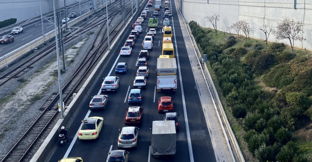 &Tau;&rho;&omicron;&chi;&alpha;ί&omicron; &sigma;&tau;&eta;&nu; &Alpha;&tau;&tau;&iota;&kappa;ή &Omicron;&delta;ό &mu;&epsilon;&tau;ά &tau;&omicron;&nu; &kappa;ό&mu;&beta;&omicron; &Pi;&epsilon;&nu;&tau;έ&lambda;&eta;&sigmaf;, &kappa;&lambda;&epsilon;&iota;&sigma;&tau;έ&sigmaf; &omicron;&iota; &delta;&epsilon;&xi;&iota;έ&sigmaf; &lambda;&omega;&rho;ί&delta;&epsilon;&sigmaf; &pi;&rho;&omicron;&sigmaf; &alpha;&epsilon;&rho;&omicron;&delta;&rho;ό&mu;&iota;&omicron;