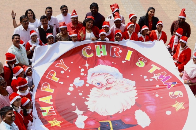 &Epsilon;&kappa;&epsilon;ί &pi;&omicron;&upsilon; &omicron; &chi;&rho;&iota;&sigma;&tau;&iota;&alpha;&nu;&iota;&sigma;&mu;ό&sigmaf; &delta;&iota;ώ&kappa;&epsilon;&tau;&alpha;&iota; &alpha;&kappa;ό&mu;&alpha;: &Alpha;&pi;&omicron;&kappa;&epsilon;&phi;&alpha;&lambda;&iota;&sigma;&mu;&omicron;ί &sigma;&tau;&eta; &Mu;&omicron;&zeta;&alpha;&mu;&beta;ί&kappa;&eta;, &alpha;&nu;ή&lambda;&iota;&kappa;&epsilon;&sigmaf; &sigma;&kappa;&lambda;ά&beta;&epsilon;&sigmaf; &tau;&omicron;&upsilon; &sigma;&epsilon;&xi; &sigma;&tau;&omicron; &psi;&epsilon;&upsilon;&delta;&omicron;&kappa;&rho;ά&tau;&omicron;&sigmaf;, &kappa;&alpha;ί&nu;&epsilon; &epsilon;&kappa;&kappa;&lambda;&eta;&sigma;ί&epsilon;&sigmaf; &sigma;&tau;&eta; &Nu;&iota;&gamma;&eta;&rho;ί