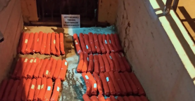 &Epsilon;&nu;&tau;&omicron;&pi;ί&sigma;&tau;&eta;&kappa;&alpha;&nu; 275 &kappa;&iota;&lambda;ά &epsilon;&kappa;&rho;&eta;&kappa;&tau;&iota;&kappa;ή&sigmaf; ύ&lambda;&eta;&sigmaf; &sigma;&epsilon; &phi;&omicron;&rho;&tau;&eta;&gamma;ά&kappa;&iota; &sigma;&tau;&eta;&nu; &Kappa;ά&lambda;&upsilon;&mu;&nu;&omicron;, &tau;&rho;&epsilon;&iota;&sigmaf; &sigma;&upsilon;&lambda;&lambda;ή&psi;&epsilon;&iota;&sigmaf;