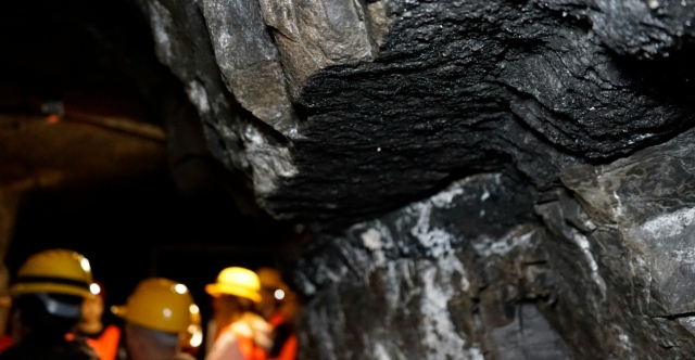 &Delta;ύ&omicron; &epsilon;&rho;&gamma;ά&tau;&epsilon;&sigmaf; &nu;&epsilon;&kappa;&rho;&omicron;ί &alpha;&pi;ό έ&kappa;&rho;&eta;&xi;&eta; &mu;&epsilon;&theta;&alpha;&nu;ί&omicron;&upsilon; &sigma;&epsilon; &alpha;&nu;&theta;&rho;&alpha;&kappa;&omega;&rho;&upsilon;&chi;&epsilon;ί&omicron; &sigma;&tau;&eta;&nu; &Pi;&omicron;&lambda;&omega;&nu;ί&alpha;