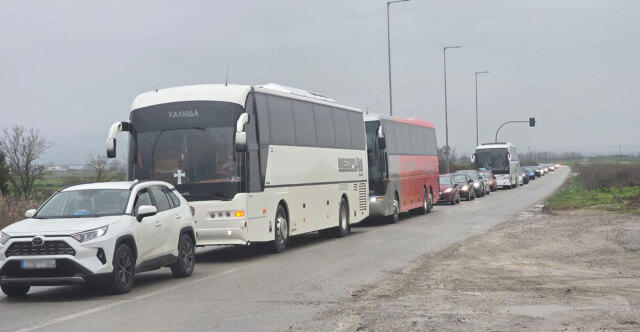 &Chi;&rho;&iota;&sigma;&tau;&omicron;ύ&gamma;&epsilon;&nu;&nu;&alpha; &mu;&epsilon; &mu;&pi;&lambda;ό&kappa;&alpha;: &Sigma;&epsilon; &sigma;&upsilon;&nu;&epsilon;&nu;&nu;ό&eta;&sigma;&eta; &mu;&epsilon; &tau;&eta;&nu; &Tau;&rho;&omicron;&chi;&alpha;ί&alpha; &omicron;&iota; &alpha;&gamma;&rho;ό&tau;&epsilon;&sigmaf;, &pi;&omicron;ύ &pi;&alpha;&rho;&alpha;&mu;έ&nu;&omicron;&upsilon;&nu; &tau;&alpha; &pi;&rho;&omicron;&beta;&lambda;ή&mu;&alpha;&tau;&alpha;