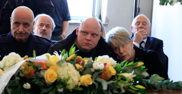 &Mu;&epsilon; &chi;&epsilon;&iota;&rho;&omicron;&kappa;&rho;&omicron;&tau;ή&mu;&alpha;&tau;&alpha; &tau;&omicron; &tau;&epsilon;&lambda;&epsilon;&upsilon;&tau;&alpha;ί&omicron; &alpha;&nu;&tau;ί&omicron; &sigma;&tau;&eta; &Sigma;ύ&lambda;&beta;&alpha; &Alpha;&kappa;&rho;ί&tau;&alpha;, &sigma;&upsilon;&nu;&tau;&epsilon;&tau;&rho;&iota;&mu;&mu;έ&nu;&omicron;&iota; &omicron;&iota; &sigma;&upsilon;&gamma;&gamma;&epsilon;&nu;&epsilon;ί&sigmaf; &tau;&eta;&sigmaf;