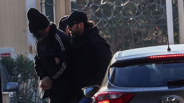 Έ&gamma;&kappa;&lambda;&eta;&mu;&alpha; &sigma;&tau;&omicron; &Kappa;&omicron;&lambda;&omega;&nu;ά&kappa;&iota;: &Sigma;&tau;&eta; &phi;&upsilon;&lambda;&alpha;&kappa;ή &omicron; &gamma;&iota;&omicron;&sigmaf; &tau;&eta;&sigmaf; &Epsilon;&lambda;έ&nu;&eta;&sigmaf; &Pi;&alpha;&pi;&alpha;&delta;&omicron;&pi;&omicron;ύ&lambda;&omicron;&upsilon;