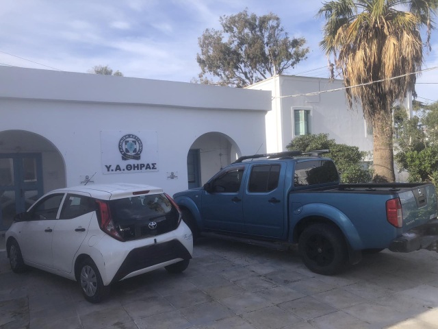 ΤΡΕΙΣ ΑΝΗΛΙΚΟΙ ΕΚΛΕΨΑΝ ΟΧΗΜΑ ΚΑΙ ΠΡΟΚΑΛΕΣΑΝ ΤΡΟΧΑΙΟ ΣΤΗ ΣΑΝΤΟΡΙΝΗ