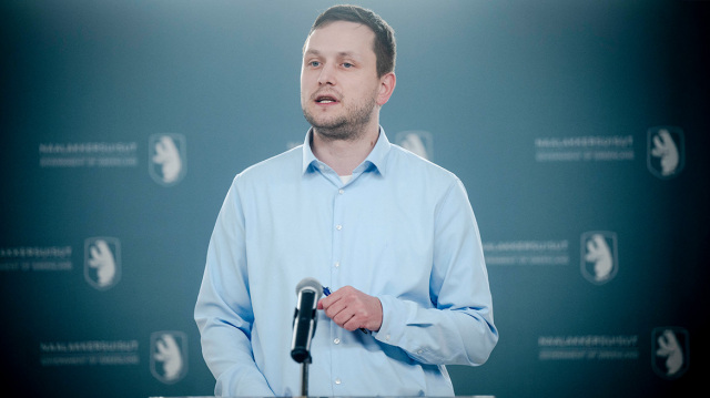 &Pi;&rho;&omega;&theta;&upsilon;&pi;&omicron;&upsilon;&rho;&gamma;ό&sigmaf; &Gamma;&rho;&omicron;&iota;&lambda;&alpha;&nu;&delta;ί&alpha;&sigmaf;: &Mu;&eta;&nu; &mu;&alpha;&sigmaf; &sigma;&upsilon;&gamma;&kappa;&rho;ί&nu;&epsilon;&tau;&epsilon; &mu;&epsilon; &tau;&eta; &Beta;&epsilon;&nu;&epsilon;&zeta;&omicron;&upsilon;έ&lambda;&alpha;, &epsilon;ί&mu;&alpha;&sigma;&tau;&epsilon; &delta;&eta;&mu;&omicron;&kappa;&rho;&alpha;&tau;&iota;&kappa;ή &chi;ώ&rho;&alpha;