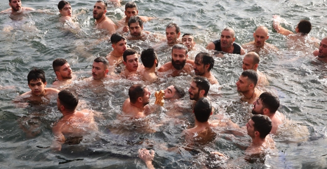 &Delta;&epsilon;ί&tau;&epsilon; &phi;&omega;&tau;&omicron;&gamma;&rho;&alpha;&phi;ί&epsilon;&sigmaf; &alpha;&pi;ό &tau;&omicron;&nu; &epsilon;&omicron;&rho;&tau;&alpha;&sigma;&mu;ό &tau;&omega;&nu; &Theta;&epsilon;&omicron;&phi;&alpha;&nu;ί&omega;&nu; &sigma;&tau;&eta; &Theta;&epsilon;&sigma;&sigma;&alpha;&lambda;&omicron;&nu;ί&kappa;&eta;