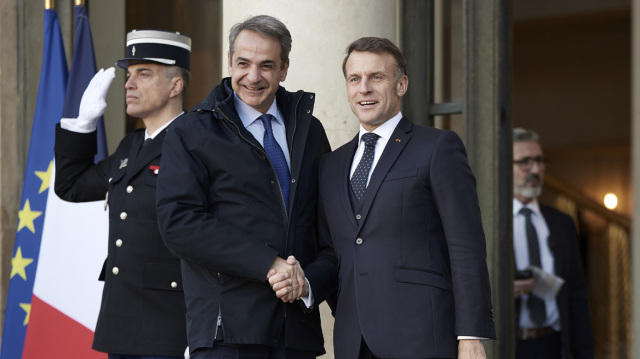 &Pi;&alpha;&rho;ό&nu;&tau;&omicron;&sigmaf; &tau;&omicron;&upsilon; &Zeta;&epsilon;&lambda;έ&nu;&sigma;&kappa;&iota; &eta; &sigma;&upsilon;&nu;ά&nu;&tau;&eta;&sigma;&eta; &tau;&eta;&sigmaf; &Sigma;&upsilon;&mu;&mu;&alpha;&chi;ί&alpha;&sigmaf; &tau;&omega;&nu; &Pi;&rho;&omicron;&theta;ύ&mu;&omega;&nu; &gamma;&iota;&alpha; &tau;&eta;&nu; &Omicron;&upsilon;&kappa;&rho;&alpha;&nu;ί&alpha; &sigma;&tau;&omicron; &Pi;&alpha;&rho;ί&sigma;&iota;, &beta;ί&nu;&tau;&epsilon;&omicron; &kappa;&alpha;&iota; &phi;&omega;&tau;&omicron;&gamma;&rho;&alpha;&phi;ί&epsilon;&sigmaf;