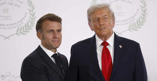 &laquo;&Nu;&tau;ό&nu;&alpha;&lambda;&nu;&tau; &sigma;&epsilon; &iota;&kappa;&epsilon;&tau;&epsilon;ύ&omega;&raquo;: &Omicron; &Tau;&rho;&alpha;&mu;&pi; &kappa;&omicron;&rho;&omicron;ϊ&delta;&epsilon;ύ&epsilon;&iota; &tau;&omicron;&nu; &Mu;&alpha;&kappa;&rho;ό&nu; &gamma;&iota;&alpha; &tau;&omicron;&upsilon;&sigmaf; &delta;&alpha;&sigma;&mu;&omicron;ύ&sigmaf; &sigma;&tau;&alpha; &phi;ά&rho;&mu;&alpha;&kappa;&alpha;