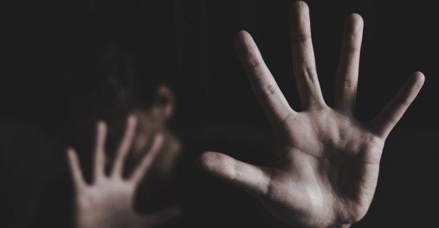 &Phi;&rho;ί&kappa;&eta; &sigma;&tau;&eta;&nu; &Kappa;&rho;ή&tau;&eta;: &Pi;&alpha;&tau;έ&rho;&alpha;&sigmaf; &kappa;&alpha;&kappa;&omicron;&pi;&omicron;&iota;&omicron;ύ&sigma;&epsilon; &sigma;&epsilon;&xi;&omicron;&upsilon;&alpha;&lambda;&iota;&kappa;ά &tau;&iota;&sigmaf; &delta;ύ&omicron; &kappa;ό&rho;&epsilon;&sigmaf; &tau;&omicron;&upsilon; &kappa;&alpha;&iota; ά&phi;&eta;&sigma;&epsilon; έ&gamma;&kappa;&upsilon;&omicron; &tau;&eta; &mu;ί&alpha;, &tau;&eta;&nu; &kappa;&alpha;&tau;&alpha;&gamma;&gamma;&epsilon;&lambda;ί&alpha; έ&kappa;&alpha;&nu;&epsilon; &omicron; &alpha;&delta;&epsilon;&rho;&phi;ό&sigmaf; &tau;&omicron;&upsilon;&sigmaf;