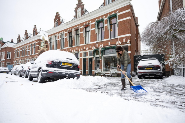 &Chi;&omega;&rho;ί&sigmaf; &rho;&epsilon;ύ&mu;&alpha; &epsilon;&kappa;&alpha;&tau;&omicron;&nu;&tau;ά&delta;&epsilon;&sigmaf; &chi;&iota;&lambda;&iota;ά&delta;&epsilon;&sigmaf; ά&nu;&theta;&rho;&omega;&pi;&omicron;&iota; &sigma;&epsilon; &Gamma;&alpha;&lambda;&lambda;ί&alpha; &kappa;&alpha;&iota; &Beta;&rho;&epsilon;&tau;&alpha;&nu;ί&alpha; &epsilon;&xi;&alpha;&iota;&tau;ί&alpha;&sigmaf; &tau;&eta;&sigmaf; &kappa;&alpha;&tau;&alpha;&iota;&gamma;ί&delta;&alpha;&sigmaf; &Gamma;&kappa;&omicron;&rho;έ&tau;&iota;