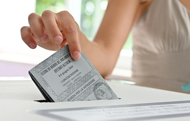 &Iota;&tau;&alpha;&lambda;ί&alpha;: &Sigma;&tau;&iota;&sigmaf; 22 &kappa;&alpha;&iota; 23 &Mu;&alpha;&rho;&tau;ί&omicron;&upsilon; &tau;&omicron; &delta;&eta;&mu;&omicron;&psi;ή&phi;&iota;&sigma;&mu;&alpha; &gamma;&iota;&alpha; &tau;&eta;&nu; &mu;&epsilon;&tau;&alpha;&rho;&rho;ύ&theta;&mu;&iota;&sigma;&eta; &tau;&omicron;&upsilon; &delta;&iota;&kappa;&alpha;&sigma;&tau;&iota;&kappa;&omicron;ύ &sigma;&upsilon;&sigma;&tau;ή&mu;&alpha;&tau;&omicron;&sigmaf;