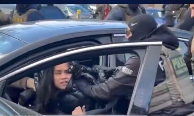 &Eta; &sigma;&tau;&iota;&gamma;&mu;ή &pi;&omicron;&upsilon; &pi;&rho;ά&kappa;&tau;&omicron;&rho;&epsilon;&sigmaf; &tau;&eta;&sigmaf; ICE &beta;&gamma;ά&zeta;&omicron;&upsilon;&nu; &mu;&epsilon; &tau;&eta; &beta;ί&alpha; &gamma;&upsilon;&nu;&alpha;ί&kappa;&alpha; &alpha;&pi;ό &alpha;&upsilon;&tau;&omicron;&kappa;ί&nu;&eta;&tau;&omicron; &sigma;&tau;&eta; &Mu;&iota;&nu;&epsilon;&sigma;ό&tau;&alpha;, &delta;&epsilon;ί&tau;&epsilon; &beta;ί&nu;&tau;&epsilon;&omicron;