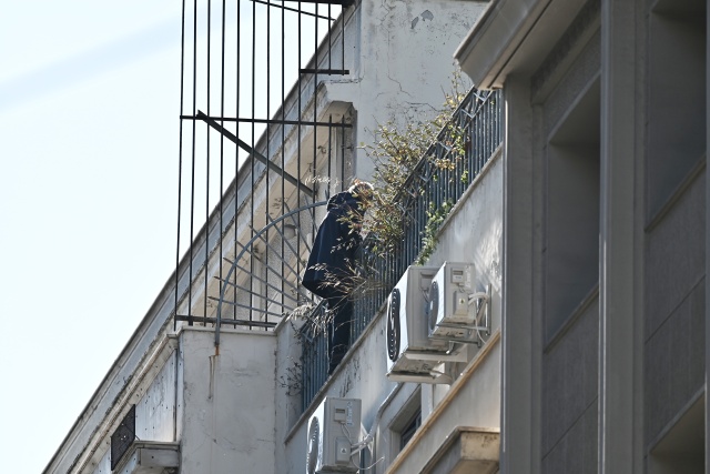 Ά&nu;&delta;&rho;&alpha;&sigmaf; &alpha;&pi;&epsilon;&iota;&lambda;&epsilon;ί &nu;&alpha; &pi;έ&sigma;&epsilon;&iota; &alpha;&pi;ό &tau;&omicron; &kappa;&tau;ί&rho;&iota;&omicron; &tau;&eta;&sigmaf; &pi;&omicron;&lambda;&epsilon;&omicron;&delta;&omicron;&mu;ί&alpha;&sigmaf; &sigma;&tau;&eta;&nu; &Omicron;&mu;ό&nu;&omicron;&iota;&alpha;, &laquo;&tau;&omicron; &kappa;ά&nu;&epsilon;&iota; &gamma;&iota;&alpha;&tau;ί &sigma;&tau;&iota;&sigmaf; 25 &tau;&omicron;&upsilon; &mu;ή&nu;&alpha; &theta;&alpha; &mu;&alpha;&sigmaf; &gamma;&kappa;&rho;&epsilon;&mu;ί&sigma;&omicron;&upsilon;&nu; έ&nu;&alpha; &delta;&omega;&mu;ά&tau;&iota;&omicron;&raquo;, &lambda;έ&epsilon;&iota; &eta; &kappa;ό