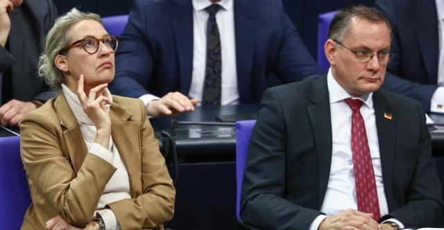 Politico: &Tau;&omicron; &gamma;&epsilon;&rho;&mu;&alpha;&nu;&iota;&kappa;ό &alpha;&kappa;&rho;&omicron;&delta;&epsilon;&xi;&iota;ό AfD &chi;&alpha;&lambda;&alpha;&rho;ώ&nu;&epsilon;&iota; &tau;&omicron;&nu; &epsilon;&nu;&alpha;&gamma;&kappa;&alpha;&lambda;&iota;&sigma;&mu;ό &tau;&omicron;&upsilon; &mu;&epsilon; &tau;&omicron;&nu; &Tau;&rho;&alpha;&mu;&pi; &mu;&epsilon;&tau;ά &tau;&iota;&sigmaf; &alpha;&pi;&epsilon;&iota;&lambda;έ&sigmaf; &gamma;&iota;&alpha; &tau;&eta; &Gamma;&rho;&omicron;&iota;&lambda;&alpha;&nu;&delta;ί&alpha;