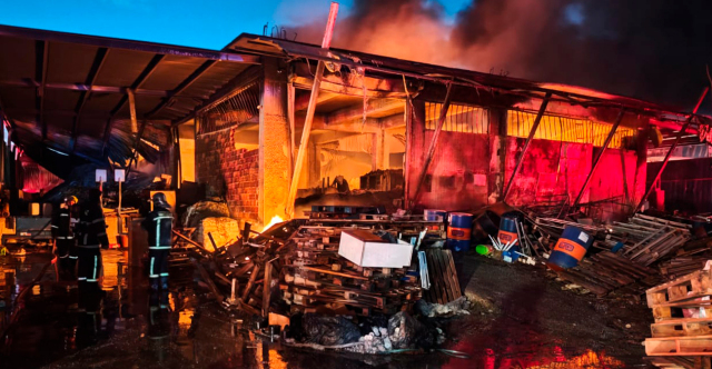 &Mu;&alpha;ί&nu;&epsilon;&tau;&alpha;&iota; &eta; &phi;&omega;&tau;&iota;ά &sigma;&epsilon; &epsilon;&rho;&gamma;&omicron;&sigma;&tau;ά&sigma;&iota;&omicron; &pi;&lambda;&alpha;&sigma;&tau;&iota;&kappa;ώ&nu; &sigma;&tau;&omicron; &Mu;&epsilon;&nu;ί&delta;&iota;: Ή&chi;&eta;&sigma;&epsilon; 112 &sigma;&tau;&eta;&nu; &pi;&epsilon;&rho;&iota;&omicron;&chi;ή, &delta;&epsilon;ί&tau;&epsilon; &beta;ί&nu;&tau;&epsilon;&omicron;