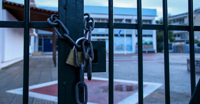 ΧΑΛΑΝΔΡΙ: ΚΛΗΘΗΚΕ ΣΕ ΕΞΗΓΗΣΕΙΣ Η ΔΙΕΥΘΥΝΤΡΙΑ ΠΟΥ ΦΕΡΕΤΑΙ ΝΑ ΕΒΑΛΕ ΜΑΘΗΤΕΣ ΝΑ ΣΚΑΒΟΥΝ ΧΑΝΤΑΚΙΑ ΓΙΑ ΝΑ «ΣΒΗΣΟΥΝ» ΑΠΟΥΣΙΕΣ