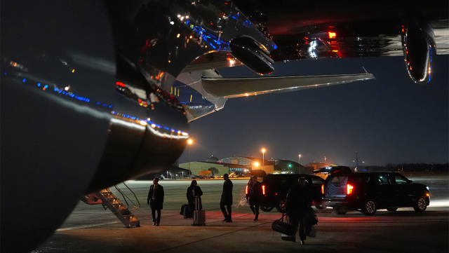 &Beta;&lambda;ά&beta;&eta; &sigma;&tau;&omicron; Air Force One &tau;&omicron;&upsilon; &Tau;&rho;&alpha;&mu;&pi; &epsilon;&nu;ώ ή&tau;&alpha;&nu; &sigma;&tau;&omicron;&nu; &alpha;έ&rho;&alpha;, &epsilon;&pi;έ&sigma;&tau;&rho;&epsilon;&psi;&epsilon; &sigma;&tau;&eta;&nu; &Omicron;&upsilon;ά&sigma;&iota;&nu;&gamma;&kappa;&tau;&omicron;&nu;