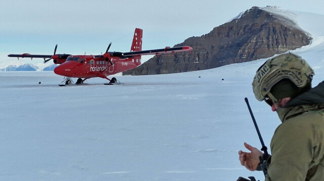 &Sigma;&upsilon;&nu;&epsilon;&chi;ί&zeta;&epsilon;&tau;&alpha;&iota; &eta; &alpha;&nu;ά&pi;&tau;&upsilon;&xi;&eta; &sigma;&tau;&rho;&alpha;&tau;&omicron;ύ &sigma;&tau;&eta; &Gamma;&rho;&omicron;&iota;&lambda;&alpha;&nu;&delta;ί&alpha;: &Kappa;&alpha;&iota; &tau;&iota;&sigmaf; &epsilon;&iota;&delta;&iota;&kappa;έ&sigmaf; &delta;&upsilon;&nu;ά&mu;&epsilon;&iota;&sigmaf; &sigma;&tau;έ&lambda;&nu;&epsilon;&iota; &eta; &Delta;&alpha;&nu;ί&alpha;, &delta;&epsilon;ί&tau;&epsilon; &phi;&omega;&tau;&omicron;&gamma;&rho;&alpha;&phi;ί&epsilon;&sigmaf;