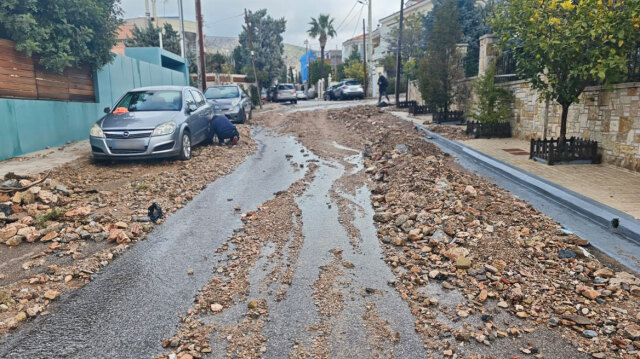 Ά&nu;&omega; &Gamma;&lambda;&upsilon;&phi;ά&delta;&alpha;: &Gamma;&epsilon;&mu;ά&tau;&omicron;&iota; &lambda;ά&sigma;&pi;&epsilon;&sigmaf; &kappa;&alpha;&iota; &pi;έ&tau;&rho;&epsilon;&sigmaf; &omicron;&iota; &delta;&rho;ό&mu;&omicron;&iota; - &laquo;&Delta;&epsilon;&nu; έ&chi;&omega; &xi;&alpha;&nu;&alpha;&delta;&epsilon;ί &tau;έ&tau;&omicron;&iota;&omicron; &chi;ά&omicron;&sigmaf;&raquo; &lambda;έ&nu;&epsilon; &kappa;ά&tau;&omicron;&iota;&kappa;&omicron;&iota;