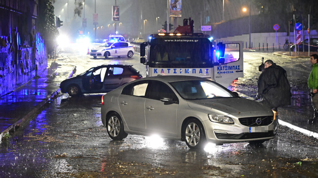 &Delta;ύ&sigma;&kappa;&omicron;&lambda;&eta; &nu;ύ&chi;&tau;&alpha; &sigma;&tau;&eta;&nu; &Alpha;&tau;&tau;&iota;&kappa;ή: 112 &gamma;&iota;&alpha; &upsilon;&pi;&epsilon;&rho;&chi;&epsilon;ί&lambda;&iota;&sigma;&eta; &tau;&omicron;&upsilon; &rho;έ&mu;&alpha;&tau;&omicron;&sigmaf; &sigma;&tau;&eta; &Rho;&alpha;&phi;ή&nu;&alpha;, &alpha;&pi;&omicron;&mu;ά&kappa;&rho;&upsilon;&nu;&sigma;&eta; &kappa;&alpha;&tau;&omicron;ί&kappa;&omega;&nu; - &Pi;&lambda;&eta;&mu;&mu;ύ&rho;&iota;&sigma;&alpha;&nu; &delta;&rho;ό&mu;&omicron;&iota;, &laquo;&beta;&omicron;ύ&lambda;&iota;&alpha;&xi;&alpha;&nu;&raquo; &alpha;&upsilon;&tau;&omicron;&kappa;ί&nu;&eta;&tau;&alpha;