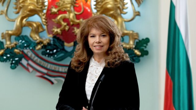 &Mu;&epsilon;&tau;ά &tau;&eta;&nu; &pi;&alpha;&rho;&alpha;ί&tau;&eta;&sigma;&eta; &Rho;ά&nu;&tau;&epsilon;&phi; &sigma;&tau;&eta; &Beta;&omicron;&upsilon;&lambda;&gamma;&alpha;&rho;ί&alpha;, &eta; &chi;ώ&rho;&alpha; &alpha;&pi;&omicron;&kappa;&tau;ά &tau;&eta;&nu; &pi;&rho;ώ&tau;&eta; &gamma;&upsilon;&nu;&alpha;ί&kappa;&alpha; &Pi;&rho;ό&epsilon;&delta;&rho;&omicron; &tau;&eta;&sigmaf; &Delta;&eta;&mu;&omicron;&kappa;&rho;&alpha;&tau;ί&alpha;&sigmaf;