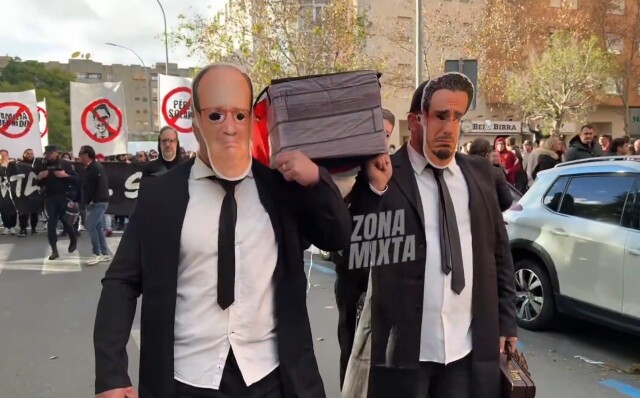 Οπαδοί της Σεβίλλης διαδήλωσαν λόγω της κακής πορείας της ομάδας τους κρατώντας το… φέρετρο της, δείτε βίντεο 