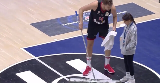 Ο Βεζένκοφ δεν άφησε ένα μικρό κορίτσι να σκουπίσει το παρκέ και το έκανε ο ίδιος, δείτε βίντεο