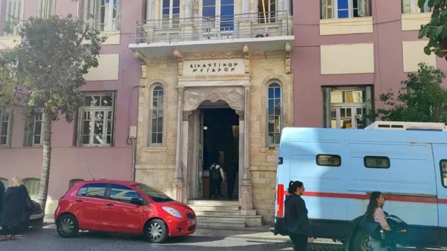 &Kappa;&rho;ή&tau;&eta;: &Sigma;&tau;&alpha; &delta;&iota;&kappa;&alpha;&sigma;&tau;ή&rho;&iota;&alpha; &omicron;&iota; &gamma;&omicron;&nu;&epsilon;ί&sigmaf; &tau;&omicron;&upsilon; 39&chi;&rho;&omicron;&nu;&omicron;&upsilon; &Phi;&alpha;&nu;&omicron;ύ&rho;&eta; &alpha;&pi;ό &tau;&alpha; &Beta;&omicron;&rho;ί&zeta;&iota;&alpha;