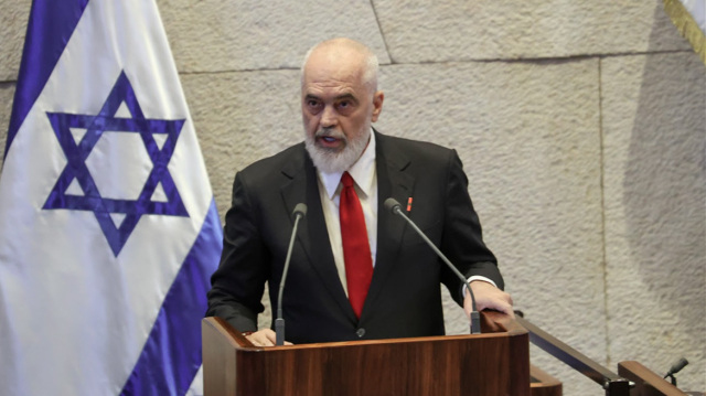 &Omicron; &Rho;ά&mu;&alpha; &mu;ί&lambda;&eta;&sigma;&epsilon; &sigma;&tau;&eta;&nu; &Kappa;&nu;&epsilon;&sigma;έ&tau;: &Epsilon;ί&mu;&alpha;&iota; &Kappa;&alpha;&theta;&omicron;&lambda;&iota;&kappa;ό&sigmaf;, &eta; &gamma;&upsilon;&nu;&alpha;ί&kappa;&alpha; &mu;&omicron;&upsilon; &Mu;&omicron;&upsilon;&sigma;&omicron;&upsilon;&lambda;&mu;ά&nu;&alpha;, &tau;&alpha; &delta;&upsilon;&omicron; &pi;&alpha;&iota;&delta;&iota;ά &mu;&alpha;&sigmaf; &Omicron;&rho;&theta;ό&delta;&omicron;&xi;&alpha;, &tau;&omicron; &tau;&rho;ί&tau;&omicron; &mu;&pi;&omicron;&rho;&epsilon;ί &nu;&alpha; &gamma;ί&nu;&epsilon;&iota; &Iota;&omicron;&upsilon;&delta;&alpha;ί&omicron;&sigmaf;