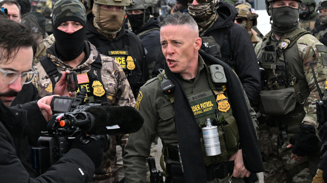 &Omicron; &Tau;&rho;&alpha;&mu;&pi; &alpha;&pi;&omicron;&mu;&alpha;&kappa;&rho;ύ&nu;&epsilon;&iota; &tau;&omicron;&nu; &Mu;&pi;&omicron;&beta;ί&nu;&omicron; &alpha;&pi;ό &tau;&eta; &Mu;&iota;&nu;&epsilon;ά&pi;&omicron;&lambda;&eta;, &sigma;&tau;έ&lambda;&nu;&epsilon;&iota; &tau;&omicron;&nu; &laquo;&tau;&sigma;ά&rho;&omicron; &tau;&omega;&nu; &sigma;&upsilon;&nu;ό&rho;&omega;&nu;&raquo;, &Tau;&omicron;&mu; &Chi;ό&mu;&alpha;&nu; - &Rho;ί&chi;&nu;&epsilon;&iota; &epsilon;&upsilon;&theta;ύ&nu;&epsilon;&sigmaf; &sigma;&tau;&omicron;&upsilon;&sigmaf; &Delta;&eta;&mu;&omicron;&kappa;&rho;&alpha;&tau;&iota;&kappa;&omicron;ύ&sigmaf;