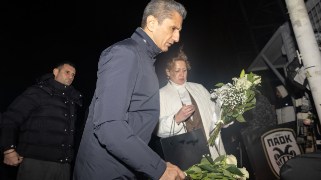 &Mu;&epsilon; &lambda;&omicron;&upsilon;&lambda;&omicron;ύ&delta;&iota;&alpha; &sigma;&tau;&alpha; &chi;έ&rho;&iota;&alpha; έ&xi;&omega; &alpha;&pi;ό &tau;&eta;&nu; &Tau;&omicron;ύ&mu;&pi;&alpha; &omicron; &Lambda;&omicron;&upsilon;&tau;&sigma;έ&sigma;&kappa;&omicron;&upsilon; &kappa;&alpha;&iota; &omicron;&iota; &pi;&alpha;ί&kappa;&tau;&epsilon;&sigmaf; &tau;&omicron;&upsilon; &Pi;&Alpha;&Omicron;&Kappa;, &tau;ί&mu;&eta;&sigma;&alpha;&nu; &tau;&eta; &mu;&nu;ή&mu;&eta; &tau;&omega;&nu; &epsilon;&pi;&tau;ά &omicron;&pi;&alpha;&delta;ώ&nu;