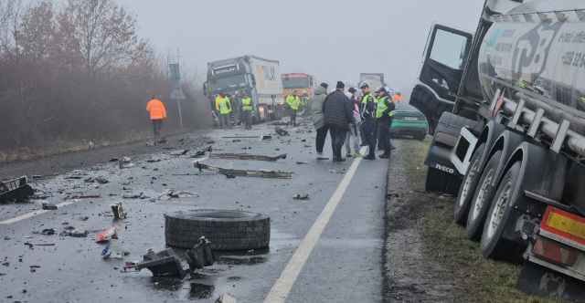 &Tau;&alpha;&upsilon;&tau;&omicron;&pi;&omicron;&iota;ή&theta;&eta;&kappa;&alpha;&nu; &omicron;&iota; &sigma;&omicron;&rho;&omicron;ί &tau;&omega;&nu; &epsilon;&pi;&tau;ά &omicron;&pi;&alpha;&delta;ώ&nu; &tau;&omicron;&upsilon; &Pi;&Alpha;&Omicron;&Kappa; &sigma;&tau;&eta; &Rho;&omicron;&upsilon;&mu;&alpha;&nu;ί&alpha;, &sigma;&epsilon; &epsilon;&tau;&omicron;&iota;&mu;ό&tau;&eta;&tau;&alpha; C-130 &gamma;&iota;&alpha; &tau;&eta; &mu;&epsilon;&tau;&alpha;&phi;&omicron;&rho;ά &tau;&omega;&nu; &tau;&rho;&alpha;&upsilon;&mu;&alpha;&tau;&iota;ώ&nu;